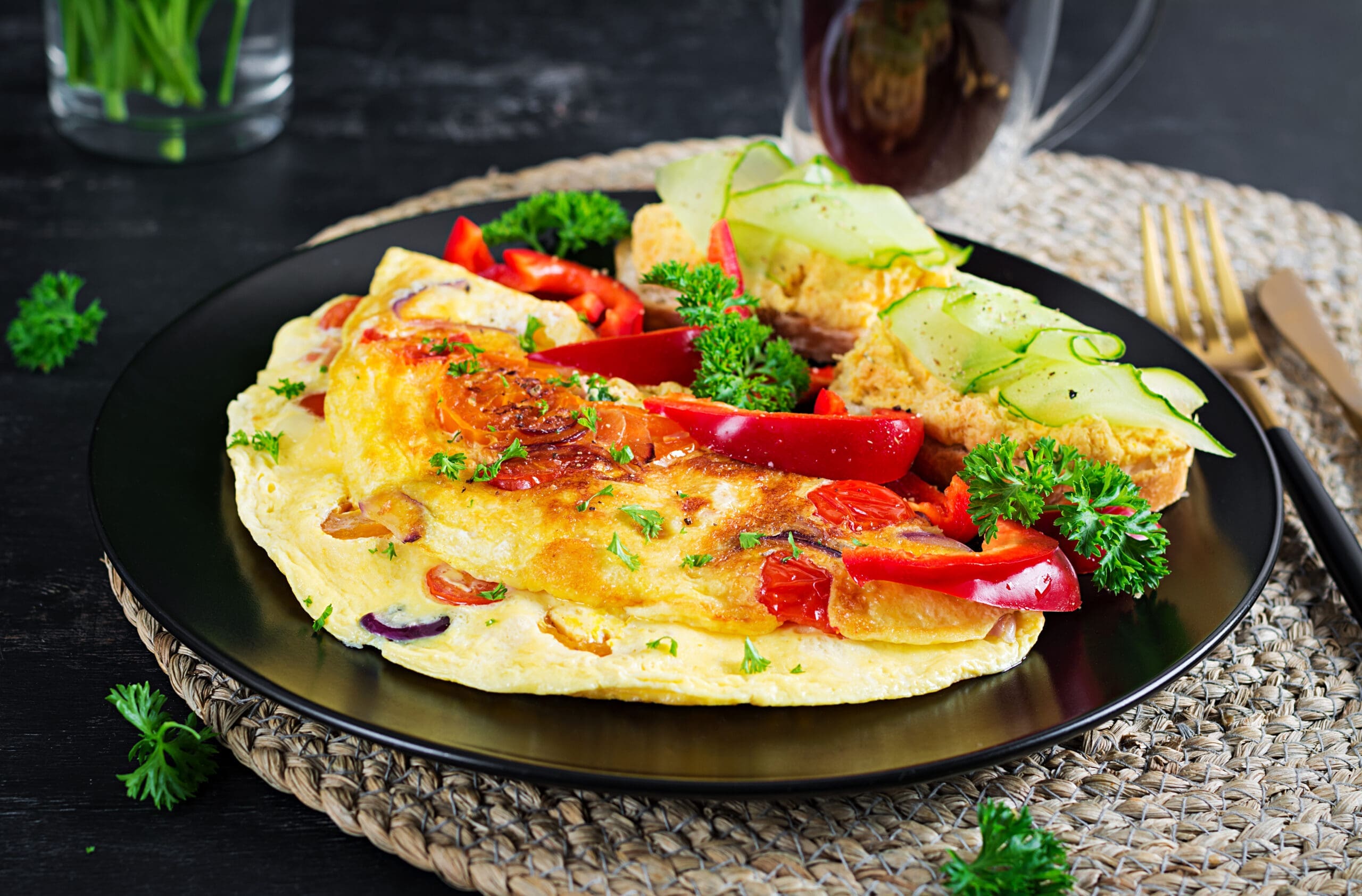omelette-with-paprika-cheese-and-tomatoes-with-sa-2026-01-08-05-59-08-utc